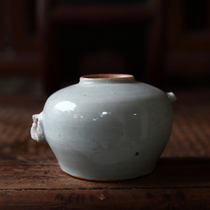 The remnants of the green and white glaze in the late Ming and early Qing dynasties.