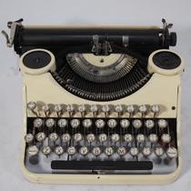 19 1930s United States Underwood white vintage mechanical English typewriter retro collection can typing decoration