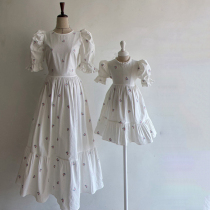 South Korean childrens clothing Fried Street pro Mother Woman Summer clothes new foreign air girl Bubble Sleeves Embroidered Flowers dress