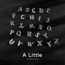 A Little mini - letter couples breast needle high - end female anti - walking pin collar for suit personality decoration