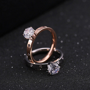 一克拉钻6爪大钻 4个小钻玫瑰金戒指 钛钢钢色18k戒指女饰品