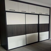 The wardrobe pushes the sliding door