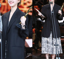 22 Spring and Autumn New Star Zhao Rusi with black wide shoulder design loose casual suit jacket female Joker