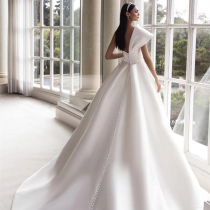 2021 temperament satin wedding wedding bride high-end main wedding dress tailing thin waist Heben light wedding lawn