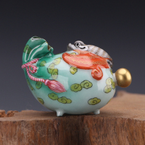 Qing Qianlong painted gold enamel bat ruyi snuff bottle Jingdezhen antique porcelain play collection