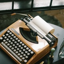Olivetti Lettera82 vintage mechanical English typewriter vintage nostalgic gift collection recommended