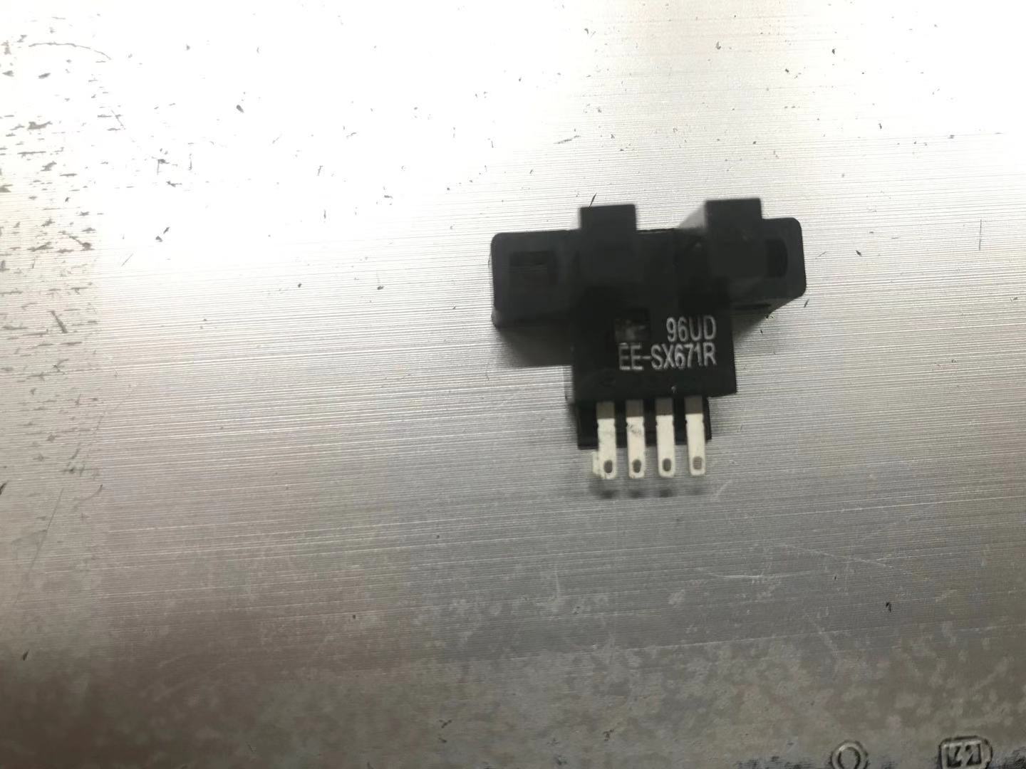 The new Omron photoelectric sensor EE-SX671R fake one penalty ten....