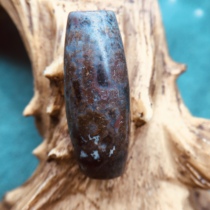 Fine natural Tibetan Tibetan tradition of old mining Buddhism Xiangxiong Heavenly Descending Stone Full of Cinnabar Weathering Pattern Six-Eyed Old Dzi