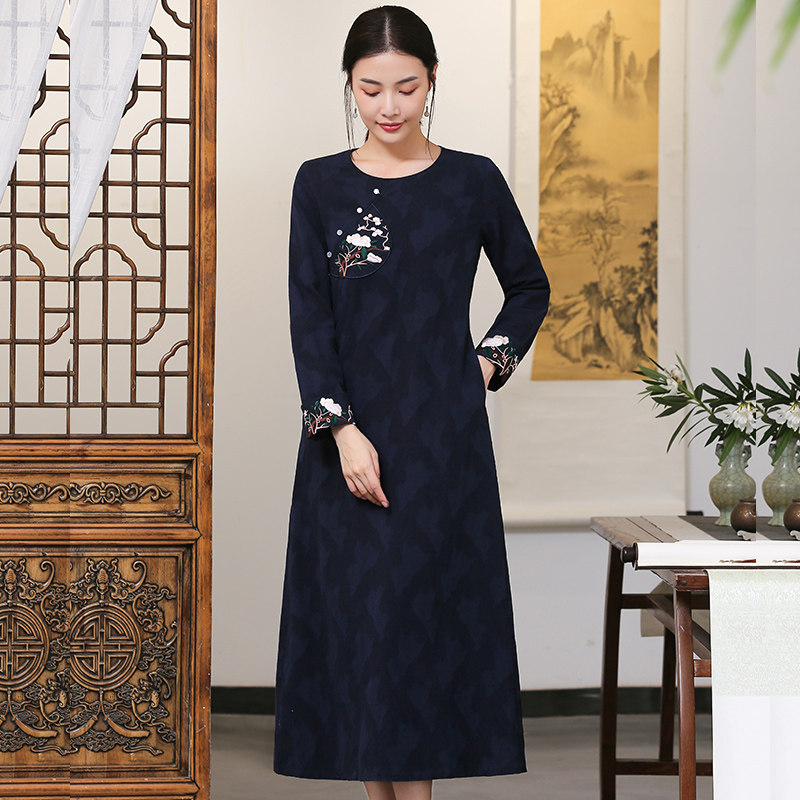 Chinese wind dress big size fat mm modified version retro temperament embroidery long spring and autumn long-sleeved cheongsam female 679