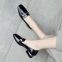 European station Black English style small leather shoes women 2021 new all-match coarse heel fashion patent leather autumn season single shoes tide