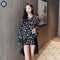 Shirt female design sense niche spring and autumn loose meat geometric printing irregular perspective stitching careful Machine top
