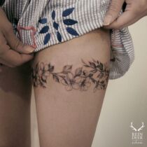 BYZHENZI hazelnut this shop hand-painted wreath leg flower lifelike literary fresh new waterproof tattoo stickers