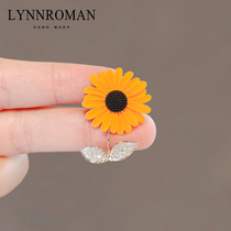 LYNNROMAN designer lovely sunflower brooch female 2022 new tide needle needle to prevent the disconnect button