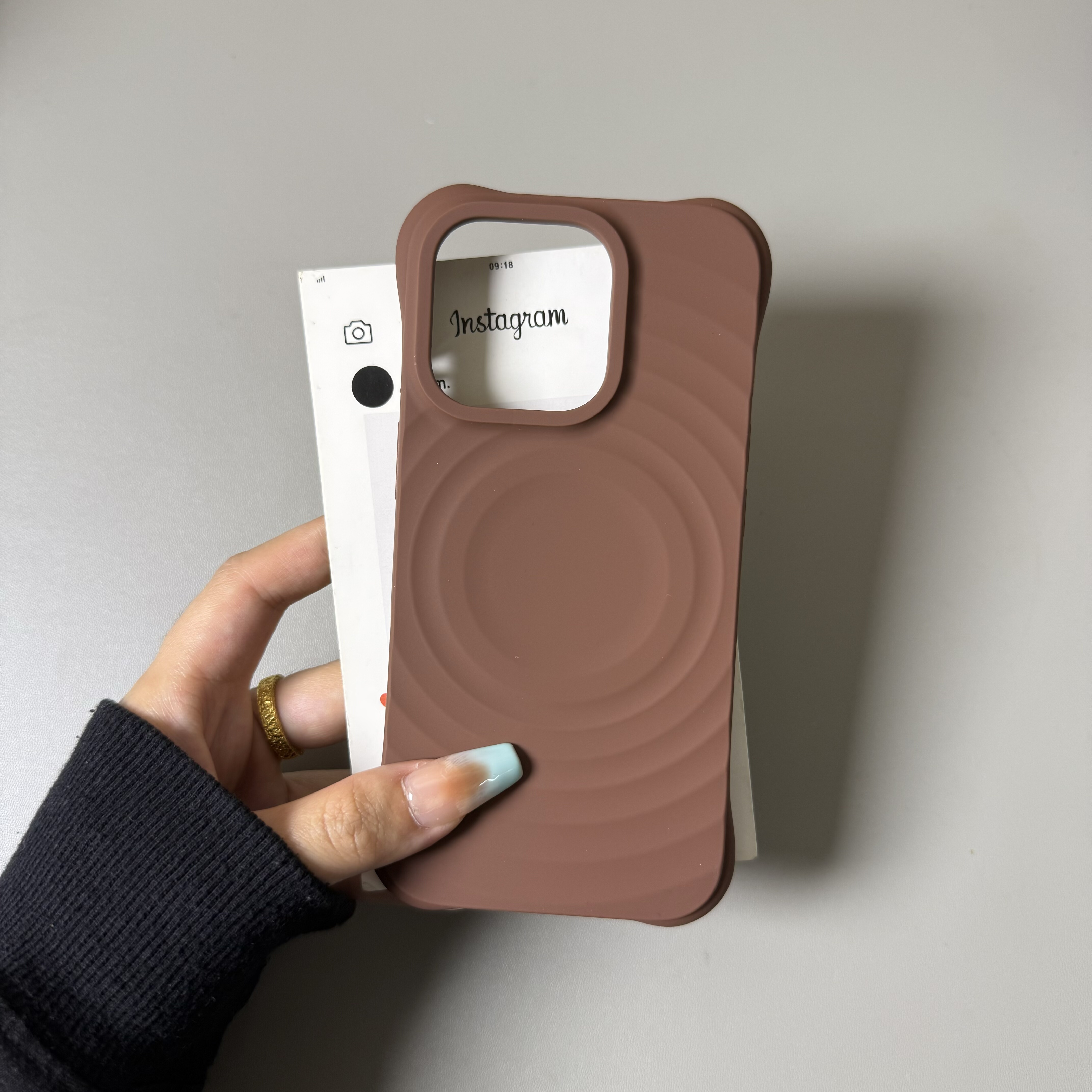 巧克力棕色波漾液态磁吸壳适合比例如如如什么地里些iPhone型号。有何设计特征。