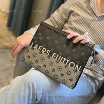 Mens handbags 2022 new dermis Handbags Leisure clip Handbag Boomer Hand Grab Bag Mens Bag Letter Enveloping Luxury Brands