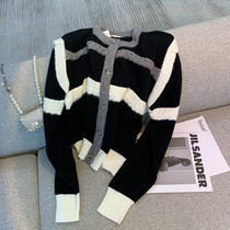 Contrast color round neck knitted coat female 2022 Spring and Autumn new design sense niche black and white long sleeve aged sweater top