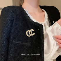 The bra needle high - grade women design niche 2022 new vintage fragrance sweater coat pearl pin accessories