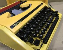 Vintage] Shanghai Feiyu brand flyingfish yellow plastic shell portable English typewriter