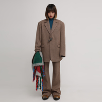 DNT Han Huohuo's hands and feet are all bright spots. Curry color vertical stripe suit coat trousers suit for autumn and winter