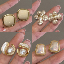 High-end pearl earrings womens French retro light luxury earrings niche design Baroque temperament versatile ear accessories