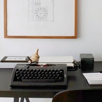 Old-fashioned hero typewriter ornaments retro mechanical English photography film and television props model room decoration collection recommended