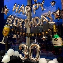 Husband birthday arrangement 30-year-old creative simple room romantic private room party venue to celebrate the first anniversary of the hotel