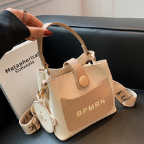 European station purchase duty-free shop purchase 2022 new fashion niche broadband crossbody shoulder portable WD9