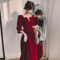 The French bridal toast with wine red colour square collar can normally be worn with a small child at large and the senior sensation of the wedding gown