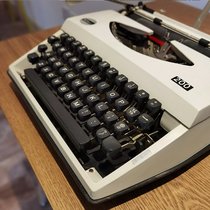 Old-fashioned typewriter Feiyu brand machinery Old things normal use nostalgic collection literary retro gifts
