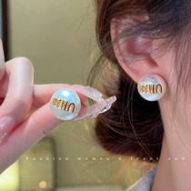 A minimal letter Pearl Earring female senior French ear nail 2023 new tide senior luxury luxury and summer niche