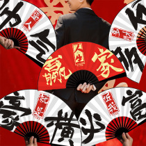 The bridegroom fan picked up the wedding of the bride and the groom to greet the male bridesmaids accompanied by a wedding prop to take pictures of the Chinese wind