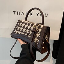 Small bag female ins niche 2021 New Tide fashion shoulder shoulder bag autumn and winter explosion Style Advanced sense Hand bag