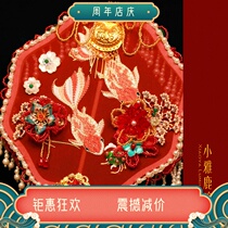 The bride holds a wedding gift fan a wedding bouquet a happy fan a finished Xiuhe suit a red Chinese ancient style group fan