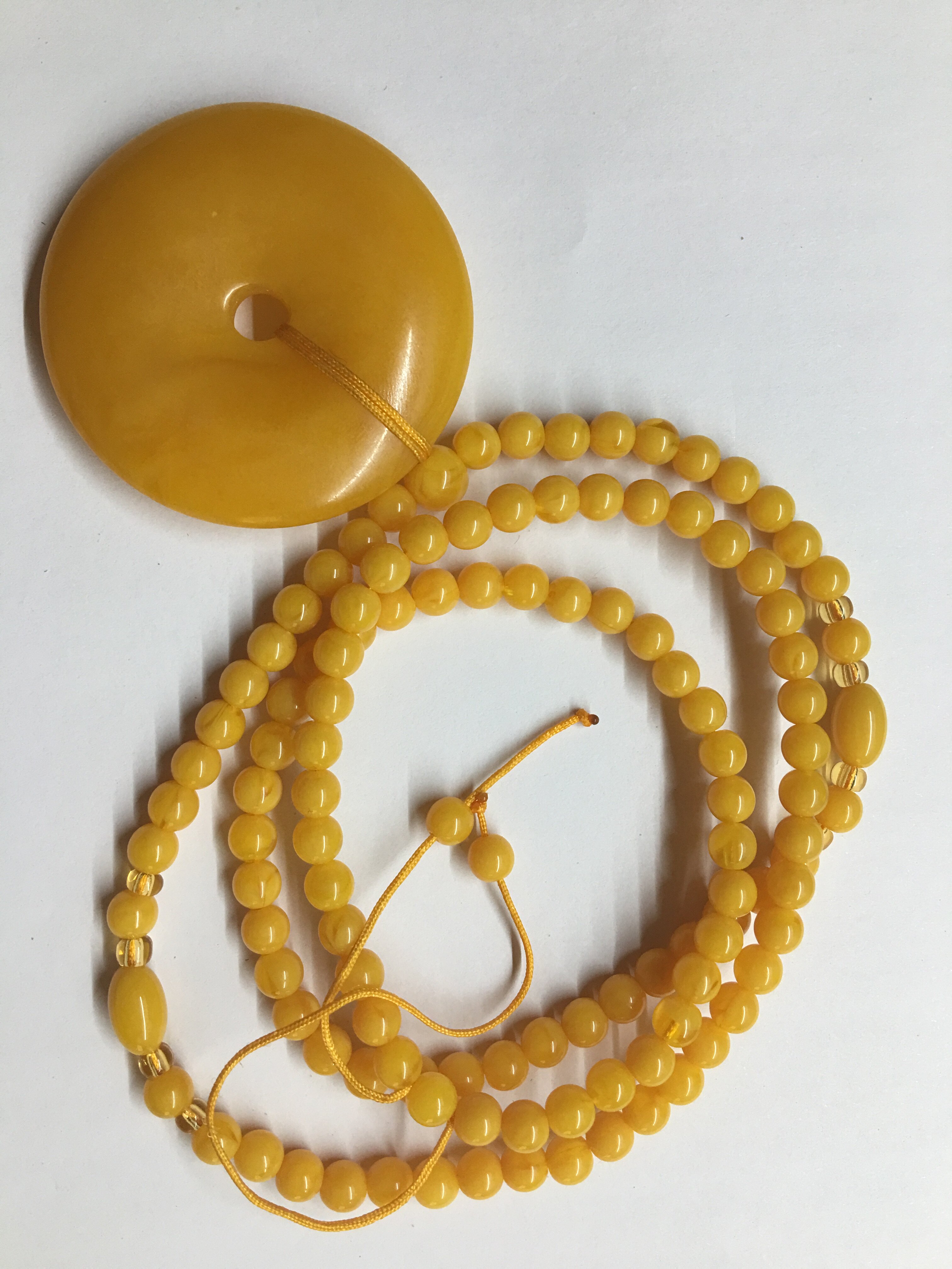 Natural honey wax pendant Raw mineral chicken oil yellow peace buckle pendant wax thick round full of honey wax amber