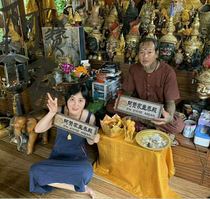  Thai Temple of the Lord of the Azan family Thailand Azan you mending pants