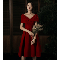 Wine red toast bride short engagement wedding dress small man can usually wear back to the door to show a thin woman in autumn