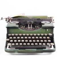 8-pin Western Antique Royal Mechanical English typewriter with normal function Rare green body