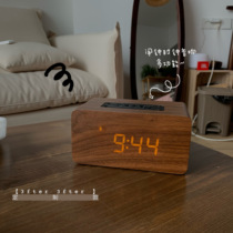 The sound quality is absolutely sound~multi-function clock can be alarm clock three simple wooden retro Bluetooth speaker