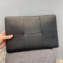 European and American extravagant mens hands with bag 2022 new fashion EXTREMELY SIMPLE ATMOSPHERE BIG Bull Leather Woven Envelope Wallet