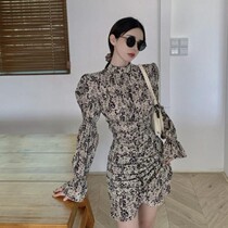 Hepburn wind small floral black dress women Autumn long sleeve hip skirt skirt 2021 New temperament skirt