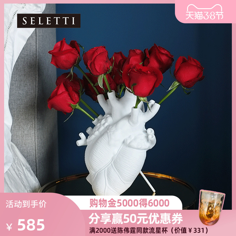 Song Zuer with the Italian seletti designer heart vase hanging wall lamp Valentines Day gift