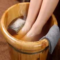 The feet are itchy the feet are painful the foot is smelly and the foot is soaked.