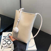 Small Crowdtexture Mini Packet Bag Women 2023 New Minimalist Casual Phone Bag Han Tie Fashion 100 Hitched Satchel