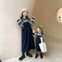  Korean parent-child clothing Autumn net red mother and daughter striped denim strap skirt suit Western style Korean version of the fashionable two-piece suit