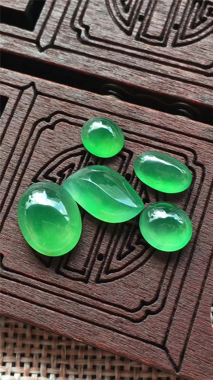 Jane Ann Emerald Natural A goods old species light ice green emerald egg noodle men and women can be inlaid with 18K saddle ring necklace