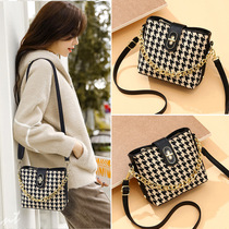 Hong Kong Pop Plaid Pouch Pack Woman 2022 New Tide Hand Bucket Bag Retro 100 Hitched Satchel Pet Bag