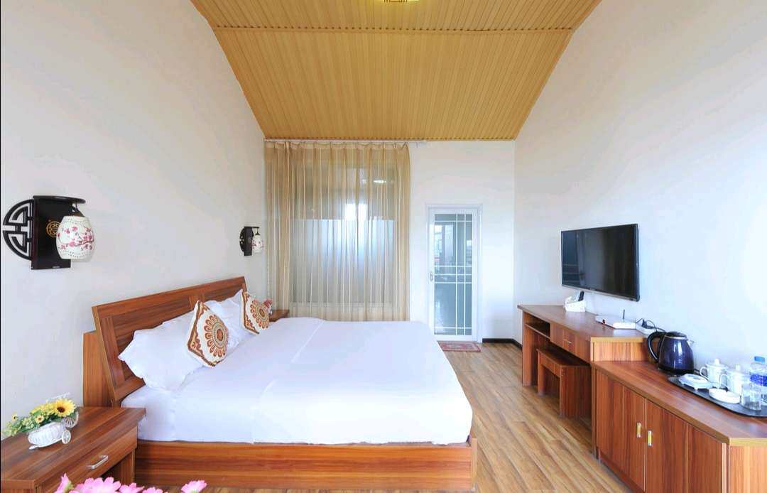 Dali Flower Rhythm Time Inn viewing large bed room