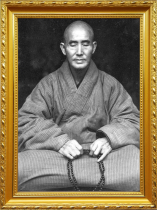 The century-old monk Xuyun in Nanhua Temple is like an elder Xuyun in a photo frame