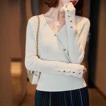 French elegant romantic womans accent autumn and winter 2021 exquisite versatile age reduction wool V-neck sweater