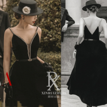 21 New Photo Studio exhibition theme wedding photography French black suede Hepburn style couple photo dress